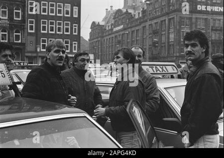 Hunderte von Taxifahrern, die auf dem Dam in Amsterdam gegen das neue Dienstverzeichnis von Alderman van der Vlis protestieren Beschreibung: Fahrer während der Aktion am Dam Datum: 10. Januar 1986 Ort: Amsterdam, Noord- Holland Schlüsselwörter: Demonstrationen, Taxis, Taxifahrer Stockfoto