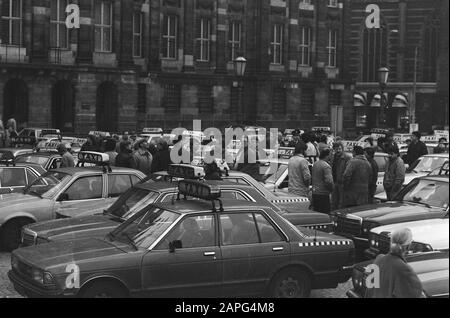 Hunderte von Taxifahrern, die auf dem Dam in Amsterdam gegen das neue Dienstverzeichnis von Alderman van der Vlis protestieren Beschreibung: Fahrer während der Aktion am Dam Datum: 10. Januar 1986 Ort: Amsterdam, Dam, Noord -Holland Schlüsselwörter: Demonstrationen, Taxis, Taxifahrer Stockfoto