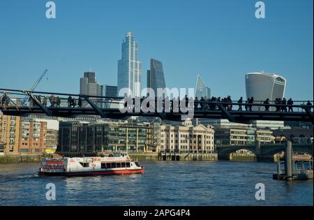 Die Menschen gehen über die Millennium Bridge am Fluss Themse in London, England, Großbritannien Stockfoto