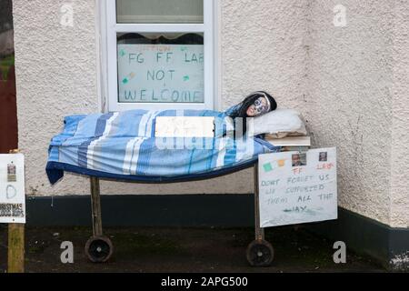 Carrigaline, Cork, Irland. Januar 2020. Ein Einwohner, der seine Opposition gegen die Kaninchen und politischen Parteien für die bevorstehenden Parlamentswahlen zum Ausdruck gebracht hat, indem er Plakate und Requisiten in ihrem Garten aufstellt, die sich mit den Hauptfragen bezüglich der Wähler in Carrigaline, Co. Cork, Irland befassen. - Credit; David Creedon / Alamy Live News Stockfoto