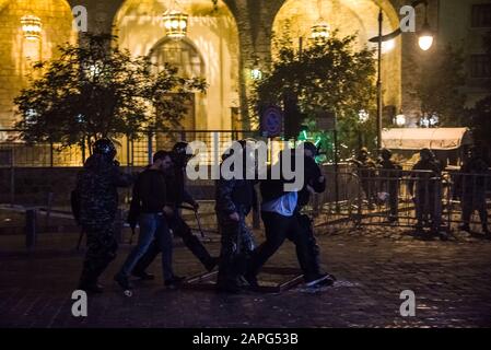 Beirut, Libanon. Januar 2020. Die Polizei nimmt Demonstranten fest, da in der Hauptstadt nach Hassan Diabs Finalisierung eines neuen Kabinetts für den Libanon Krawalle ausbrechen. Credit: Elizabeth Fitt/Alamy Live News Stockfoto