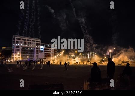 Beirut, Libanon. Januar 2020. Die Zuschauer beobachten, wie ein Regen von Tränengas Demonstranten auf dem Märtyrerplatz trifft, nachdem Hassan Diabs neue Kabinette für den Libanon fertiggestellt wurde. Credit: Elizabeth Fitt/Alamy Live News Stockfoto