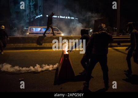 Beirut, Libanon. Januar 2020. Tränengas, das von der Polizei auf Demonstranten geschossen wurde, die eine Straßensperre errichten, während sie auf die endgültige Errichtung eines neuen Kabinetts für den Libanon durch den Interims-Premierminister Hassan Diab reagieren. Credit: Elizabeth Fitt/Alamy Live News Stockfoto