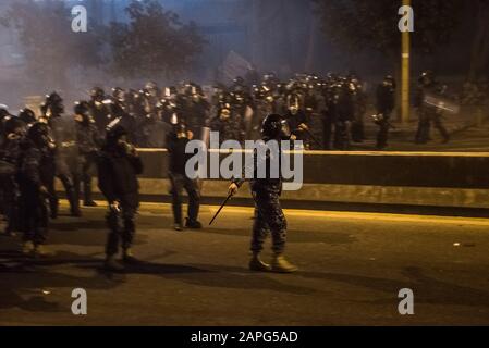 Beirut, Libanon. Januar 2020. Die Polizei bereitet sich darauf vor, Demonstranten nach Hassan Diabs Finalisierung eines neuen Kabinetts für den Libanon zu belasten, da in der Hauptstadt Krawalle ausbrechen. Credit: Elizabeth Fitt/Alamy Live News Stockfoto