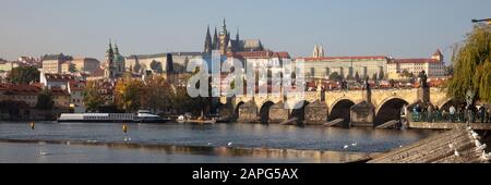 Karlsbrücke und Prager Burg, Prag, Böhmen, Tschechien, Europa Stockfoto