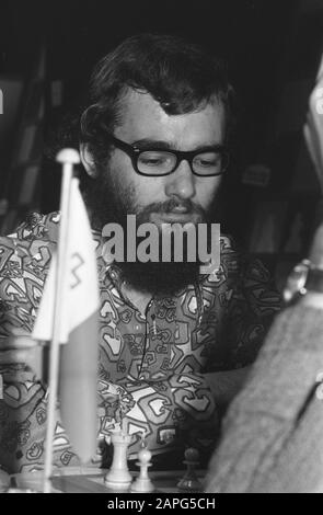 Imre Varasdy beim Niemeyer-Turnier 1972 in Groningen (Niederlande). Runde, Imre Varasdy (weiß) spielte Cassar (Malta). Maltesische Flagge auf dem Tisch. Bei den ursprünglichen Metadaten wurden zwei Spieler genannt: Martin und Varasdy. Dies ist wahrscheinlich Varasdy.European Youth Championship Chess (elftes Niemeyer-Schachturnier) in Groningen 1972, Varasdy (Ungarn). Stockfoto