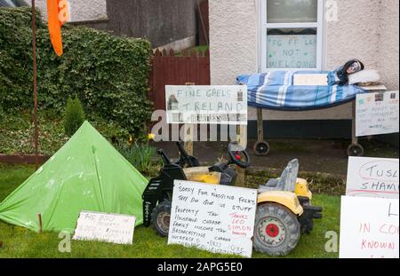 Carrigaline, Cork, Irland. Januar 2020. Ein Einwohner, der seine Opposition gegen die Kaninchen und politischen Parteien für die bevorstehenden Parlamentswahlen zum Ausdruck gebracht hat, indem er Plakate und Requisiten in ihrem Garten aufstellt, die sich mit den Hauptfragen bezüglich der Wähler in Carrigaline, Co. Cork, Irland befassen. - Credit; David Creedon / Alamy Live News Stockfoto