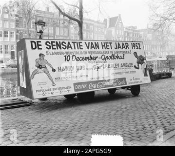 Boxen, gesponsert von Coca-Cola. Reklametafel Datum: 10. Dezember 1952 Schlagwörter: Boxen, Sporteinrichtung Name: Coca Cola Stockfoto
