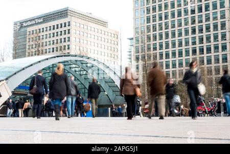 London Docklands. Pendler und Büroangestellte machen sich auf den Weg zum U-Bahnhof Docklands. Stockfoto