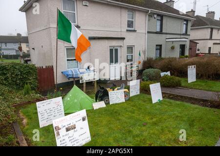 Carrigaline, Cork, Irland. Januar 2020. Ein Einwohner, der seine Opposition gegen die Kaninchen und politischen Parteien für die bevorstehenden Parlamentswahlen zum Ausdruck gebracht hat, indem er Plakate und Requisiten in ihrem Garten aufstellt, die sich mit den Hauptfragen bezüglich der Wähler in Carrigaline, Co. Cork, Irland befassen. - Credit; David Creedon / Alamy Live News Stockfoto