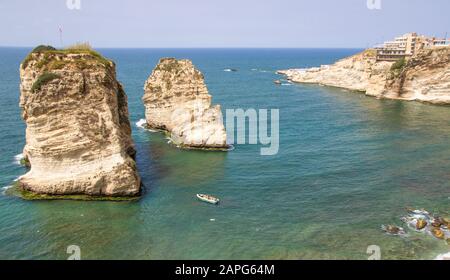 Beirut, Libanon - das wohl beliebteste Wahrzeichen von Beirut, die Raouché Rocks sind ein wunderbarer Ort, der jeden Tag von Tausenden von Touristen besucht wird Stockfoto