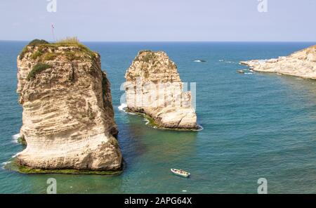 Beirut, Libanon - das wohl beliebteste Wahrzeichen von Beirut, die Raouché Rocks sind ein wunderbarer Ort, der jeden Tag von Tausenden von Touristen besucht wird Stockfoto