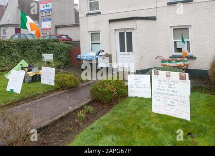 Carrigaline, Cork, Irland. Januar 2020. Ein Einwohner, der seine Opposition gegen die Kaninchen und politischen Parteien für die bevorstehenden Parlamentswahlen zum Ausdruck gebracht hat, indem er Plakate und Requisiten in ihrem Garten aufstellt, die sich mit den Hauptfragen bezüglich der Wähler in Carrigaline, Co. Cork, Irland befassen. - Credit; David Creedon / Alamy Live News Stockfoto