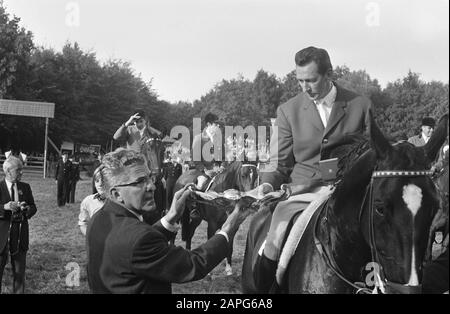 CHIO, Rotterdam (22.): H. J. M. Wouters van den Oudenweijer erhält den Silver Wanger Cup von Bürgermeister Thomassen van Rotterdam Datum: 7. September 1969 Ort: Rotterdam, Zuid-Holland persönlicher Name: Thomassen, Wim, Wouters van den Oudenweijer, Harry Institutionenname: CHIO Stockfoto