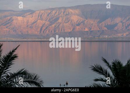 Sonnenuntergang über dem Toten Meer Stockfoto