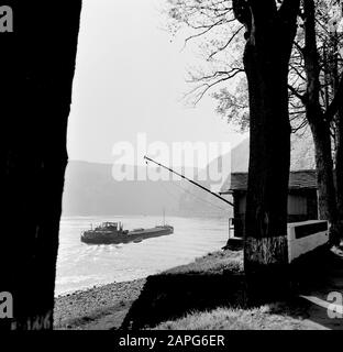 Rheinschifffahrt, Bericht über Wohnen und Arbeiten an Bord eines Rheinschiffs Beschreibung: Binnenschiff an einer Signalpost bei Kaub Datum: 1. april 1955 Standort: Deutschland, Kaub, Westdeutschland Schlagwörter: Binnenschiffe, Flüsse, Signale, Flaggen Stockfoto