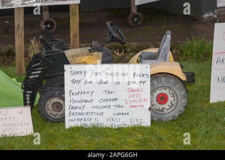 Carrigaline, Cork, Irland. Januar 2020. Ein Einwohner, der seine Opposition gegen die Kaninchen und politischen Parteien für die bevorstehenden Parlamentswahlen zum Ausdruck gebracht hat, indem er Plakate und Requisiten in ihrem Garten aufstellt, die sich mit den Hauptfragen bezüglich der Wähler in Carrigaline, Co. Cork, Irland befassen. - Credit; David Creedon / Alamy Live News Stockfoto