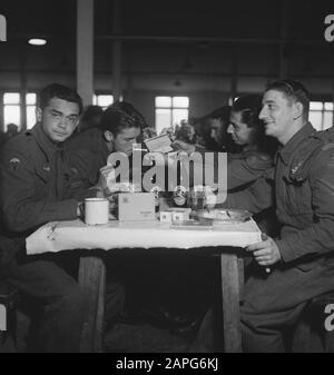 Armee [Armee] Anefo London Serie Beschreibung: Weihnachtsessen 1941. Weihnachtsessen 1941.   Datum: 24. Dezember 1941 Ort: Großbritannien Schlüsselwörter: Lager, Kantinen, Armee, Soldaten, Weltkrieg Stockfoto