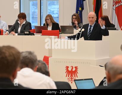 Potsdam, Deutschland. Januar 2020. Dietmar Woidke (SPD), Regierungspräsident von Brandenburg, spricht auf der Abschlusssitzung des Landtags über die Debatte "Zukunftsmöglichkeiten ins Visier nehmen - Brandenburg als progressives und erfolgreiches Industriegebiet ausbauen". Kredit: Bernd Settnik / dpa-Zentralbild / ZB / dpa / Alamy Live News Stockfoto