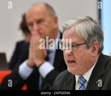 Potsdam, Deutschland. Januar 2020. Jörg Steinbach (SPD), Brandenburger Wirtschaftsminister, spricht auf der Abschlusssitzung des Landtags über die Debatte "Zukunftsmöglichkeiten ins Visier nehmen - Brandenburg als progressives und erfolgreiches Industriegebiet ausbauen". Kredit: Bernd Settnik / dpa-Zentralbild / ZB / dpa / Alamy Live News Stockfoto