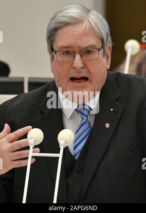 Potsdam, Deutschland. Januar 2020. Jörg Steinbach (SPD), Brandenburger Wirtschaftsminister, spricht auf der Abschlusssitzung des Landtags über die Debatte "Zukunftsmöglichkeiten ins Visier nehmen - Brandenburg als progressives und erfolgreiches Industriegebiet ausbauen". Kredit: Bernd Settnik / dpa-Zentralbild / ZB / dpa / Alamy Live News Stockfoto