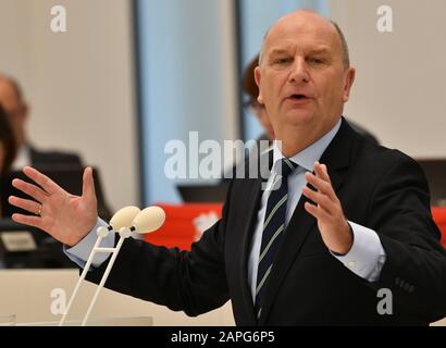 Potsdam, Deutschland. Januar 2020. Dietmar Woidke (SPD), Regierungspräsident von Brandenburg, spricht auf der Abschlusssitzung des Landtags über die Debatte "Zukunftsmöglichkeiten ins Visier nehmen - Brandenburg als progressives und erfolgreiches Industriegebiet ausbauen". Kredit: Bernd Settnik / dpa-Zentralbild / ZB / dpa / Alamy Live News Stockfoto