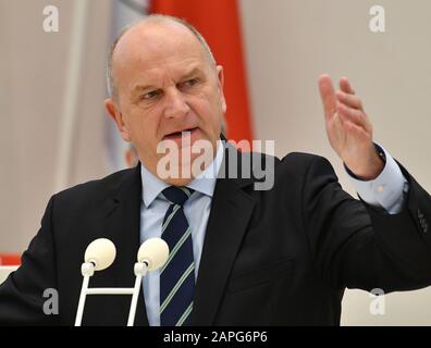 Potsdam, Deutschland. Januar 2020. Dietmar Woidke (SPD), Regierungspräsident von Brandenburg, spricht auf der Abschlusssitzung des Landtags über die Debatte "Zukunftsmöglichkeiten ins Visier nehmen - Brandenburg als progressives und erfolgreiches Industriegebiet ausbauen". Kredit: Bernd Settnik / dpa-Zentralbild / ZB / dpa / Alamy Live News Stockfoto