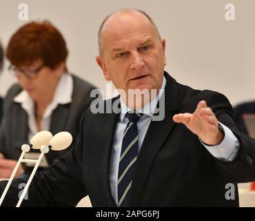 Potsdam, Deutschland. Januar 2020. Dietmar Woidke (SPD), Regierungspräsident von Brandenburg, spricht auf der Abschlusssitzung des Landtags über die Debatte "Zukunftsmöglichkeiten ins Visier nehmen - Brandenburg als progressives und erfolgreiches Industriegebiet ausbauen". Kredit: Bernd Settnik / dpa-Zentralbild / ZB / dpa / Alamy Live News Stockfoto