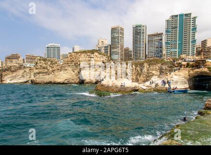 Beirut, Libanon - das wohl beliebteste Wahrzeichen von Beirut, die Raouché Rocks sind ein wunderbarer Ort, der jeden Tag von Tausenden von Touristen besucht wird Stockfoto