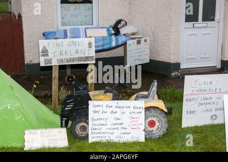 Carrigaline, Cork, Irland. Januar 2020. Ein Einwohner, der seine Opposition gegen die Kaninchen und politischen Parteien für die bevorstehenden Parlamentswahlen zum Ausdruck gebracht hat, indem er Plakate und Requisiten in ihrem Garten aufstellt, die sich mit den Hauptfragen bezüglich der Wähler in Carrigaline, Co. Cork, Irland befassen. - Credit; David Creedon / Alamy Live News Stockfoto