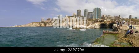 Beirut, Libanon - das wohl beliebteste Wahrzeichen von Beirut, die Raouché Rocks sind ein wunderbarer Ort, der jeden Tag von Tausenden von Touristen besucht wird Stockfoto