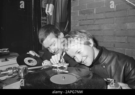 Der Club 67 wurde in Amsterdam eröffnet, Jacques Soudan jr. (Ex-Diskjockey Dolphin) und Judith Bosch vom Musikprogramm Fanclub Datum: 20. Januar 1967 Standort: Amsterdam, Noord-Holland Schlüsselwörter: Clubs persönlicher Name: Bosch, Judith, Soudan jr, Jacques Stockfoto