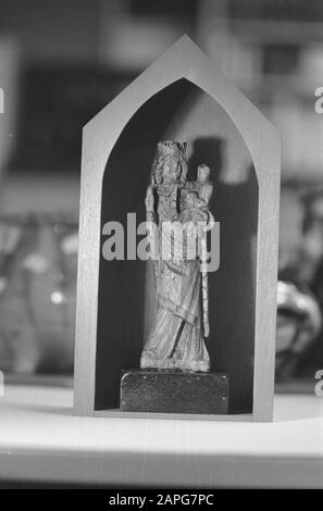 Stadtarchäologe von Amsterdam Jan Baart mit einer Eiche madonna Beschreibung: Nahaufnahme einer Eiche madonna mit Kind aus dem Jahre 1340 (ältestes Kunstobjekt Amsterdams) Datum: 4. Januar 1989 Ort: Amsterdam, Noord-Holland Schlüsselwörter: Kunstobjekte, madonna-skulpturen, Stadt-Archäologen Stockfoto
