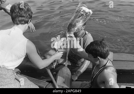 Kanufahren, Meisterschaften K1 Niederlande 1968 Beschreibung: Trainer Kanu Team, Maus, übergibt den Kanus Blumen Anmerkung: Negative Zahl 21 Datum: 1. August 1968 Schlagwörter: Meisterschaften, Kanu Wettbewerbe Personenname: Maus Stockfoto