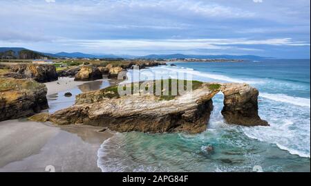 Blick auf Den Natursteinbogen an der Playa de Las Catedrales (Strand der Kathedrale), Galicien, Spanien Stockfoto