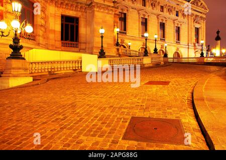 Beleuchtung des Straßenbelags an der Oper in Paris Stockfoto