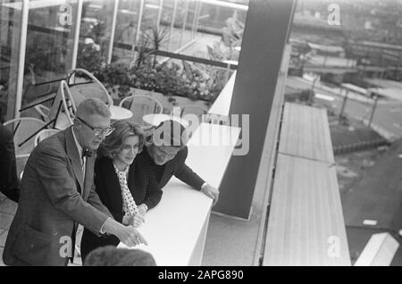 Cocktailparty Stephen Boyd und Dolores hart. Anlässlich der Pressekonferenz auf der Terrasse Datum: 20. Juni 1961 Schlagwörter: Cocktailpartys, Pressekonferenzen, Terrassen persönlicher Name: Boyd, Stephen, Dolores Heart Stockfoto