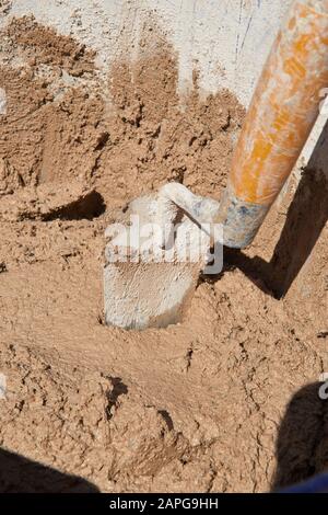 Nahaufnahme der Standzeit des Pflasterers im Eimer Stockfoto