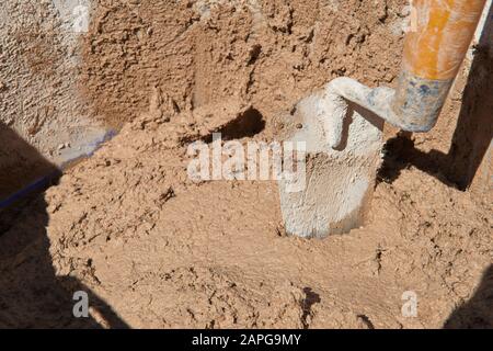 Nahaufnahme der Standzeit des Pflasterers im Eimer Stockfoto