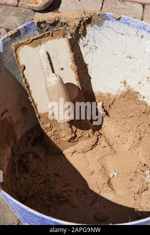 Nahaufnahme der Standzeit des Pflasterers im Eimer Stockfoto