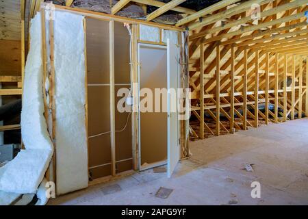 Holzbalken mit isoliert das Dachgeschoss mit Mineralwolle und Leitung Heizung Stockfoto