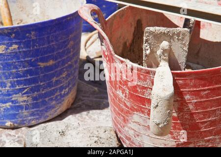 Nahaufnahme der Standzeit des Pflasterers im Eimer Stockfoto