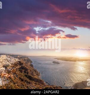 Altstadt Thira auf der Santorini-Insel, berühmte Kirchen gegen farbenfrohen Sonnenuntergang in Griechenland Stockfoto