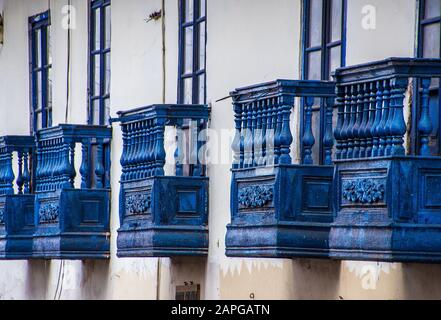Wunderschöne Aussicht auf ein weißes Betongebäude mit blauem Stein Balkon Stockfoto