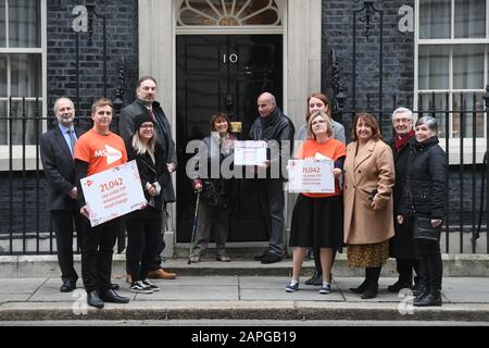 Janis Winehouse, Mutter der verstorbenen Amy Winehouse, mit Mitarbeitern der MS Society und Menschen, die mit Multipler Sklerose leben, übergibt einen Brief an die 10 Downing Street, London, und fordert die Regierung auf, dringende Änderungen an den persönlichen Unabhängigkeitszahlungen (PIP) vorzunehmen. Stockfoto