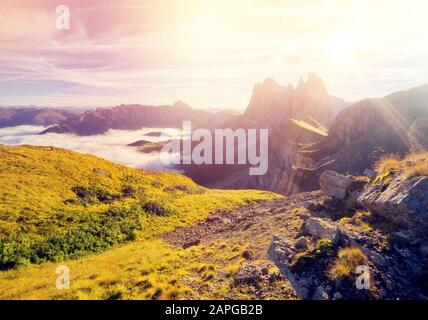 Tolle Aussicht auf die Gruppe Puez odle - Geisler. Nationalpark Gröden. Italien, Europa. Retro- und Vintage-Style mit Querveredelten. Stockfoto