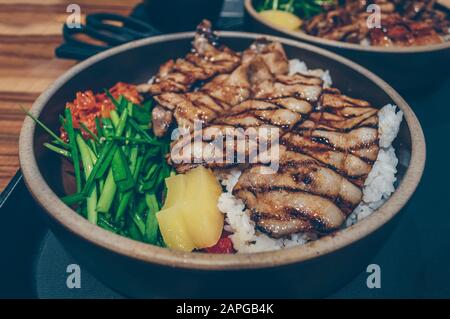 Frisch gegrillte Schweinescheiben mit Reis, Kimchi, Ananas und Hengst Stockfoto