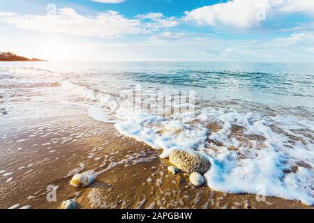 Fantastischer Blick auf das azurblaue Meer und den gelben Sand. Klarer Himmel an einem sonnigen Tag mit flauschigen Wolken. Malerische und wunderschöne Szene. Sizilien, Italien. Stockfoto