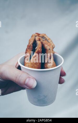 Frau hält heißen koreanischen Sweet Pancake - Hotteok in der weißen Papierbecher Stockfoto