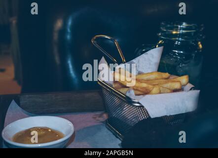 Servieren von frisch gebratener Kartoffel und Sauce Stockfoto